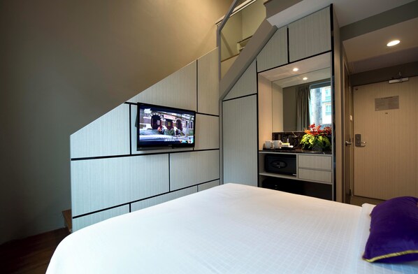 Ropa de cama de alta calidad y caja de seguridad en la habitación 