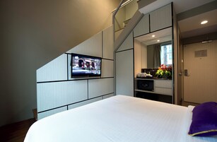 Ropa de cama de alta calidad y caja de seguridad en la habitación 