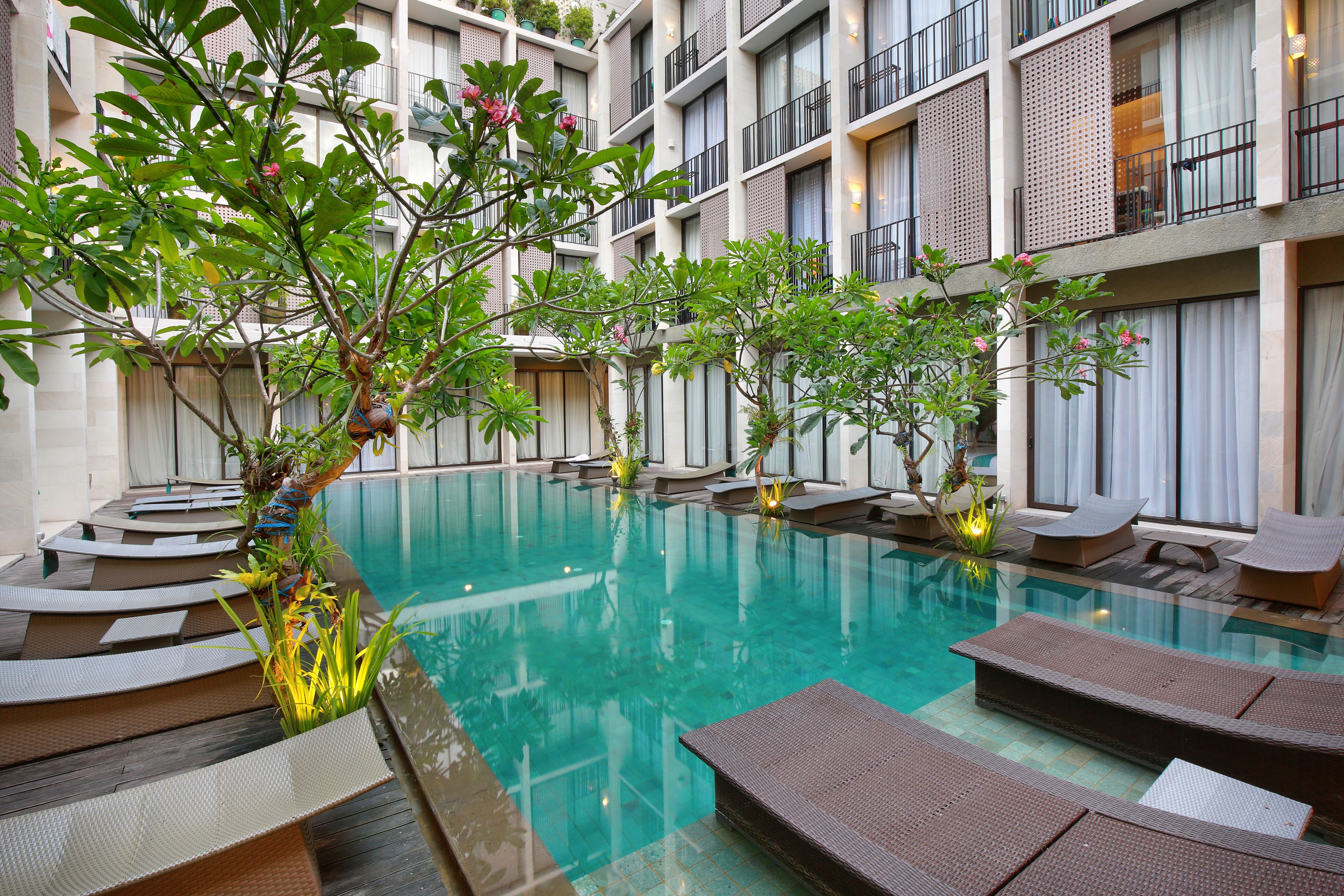 outdoor pool, open 7:00 am to 7:30 pm, pool loungers