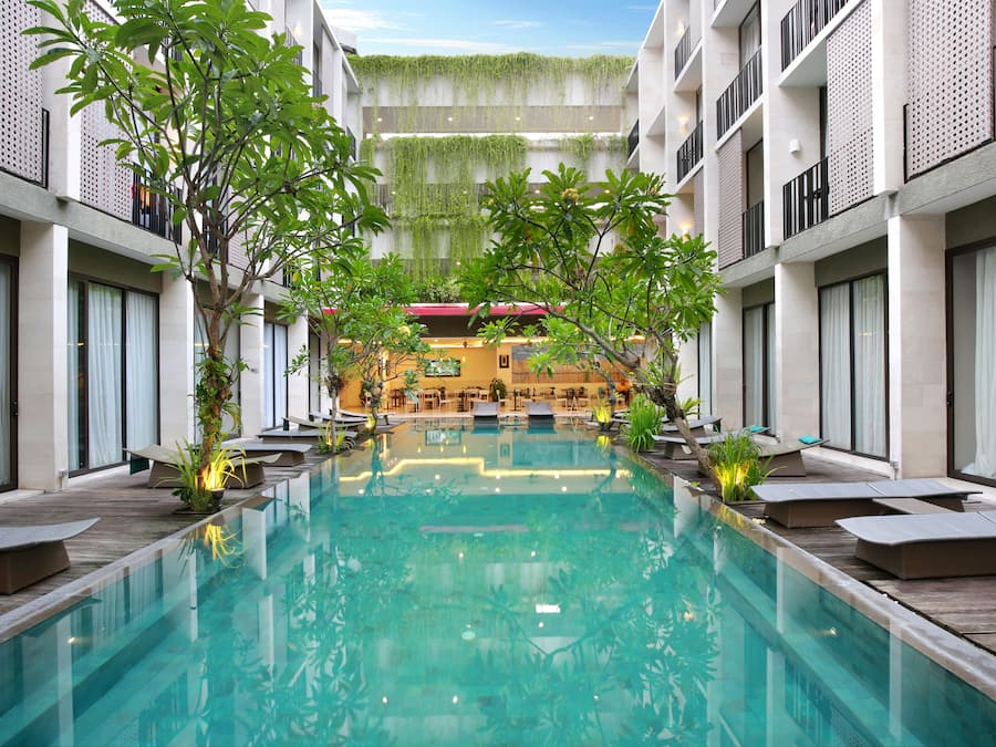 Ulkouima-allas avoinna 7.00–19.00, aurinkotuoleja