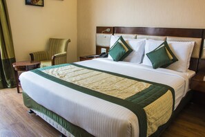 Room | Egyptian cotton sheets, premium bedding, Select Comfort beds, minibar - Tavisha Hotel (New Delhi)