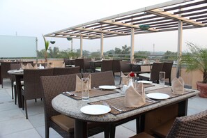 Outdoor dining - Tavisha Hotel (New Delhi)