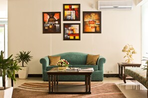 Lobby sitting area - Tavisha Hotel (New Delhi)