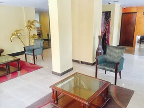 Lobby sitting area - Tavisha Hotel (New Delhi)