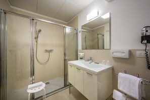 Superior Double Room | Bathroom | Shower, free toiletries, hair dryer, towels
