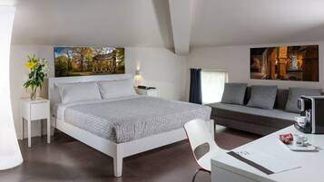 Comfort Triple Room | Desk, soundproofing, iron/ironing board, cots/infant beds