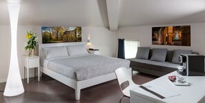 Comfort Triple Room | Desk, soundproofing, iron/ironing board, cribs/infant beds