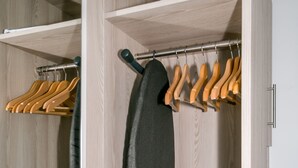 A wooden closet with a hanging iron and wooden hangers. - Best Western Hotel Airport Düsseldorf - Ratingen (Ratingen)