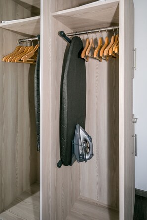A wooden closet with a hanging iron and wooden hangers. - Best Western Hotel Airport Düsseldorf - Ratingen (Ratingen)