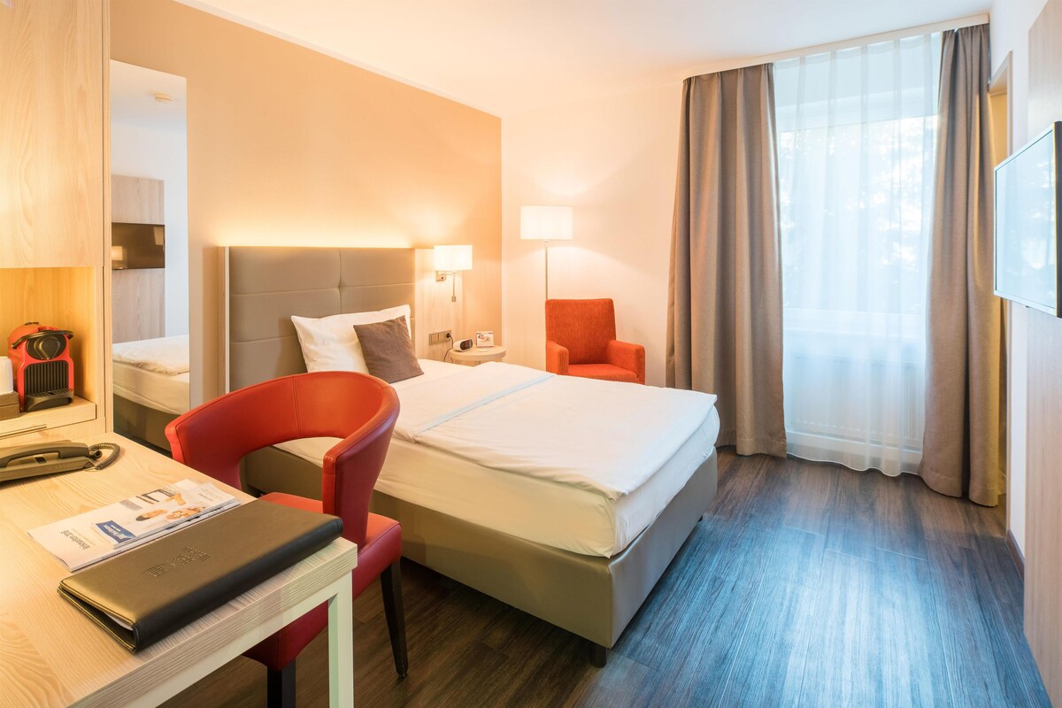 Comfort Room, 1 Queen Bed | In-room safe, laptop workspace, blackout drapes