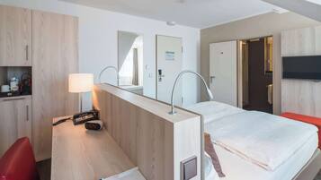 Comfort Room, 1 Double Bed | In-room safe, laptop workspace, blackout curtains, iron/ironing board