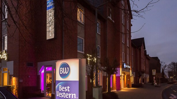 A Best Western hotel sign with a parking symbol. - Best Western Hotel Airport Düsseldorf - Ratingen (Ratingen)