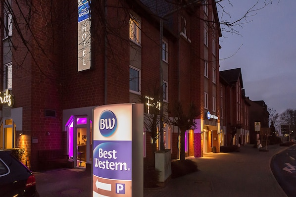 A Best Western hotel sign with a parking symbol. - Best Western Hotel Airport Düsseldorf - Ratingen (Ratingen)