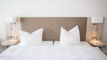 Comfort-Zimmer, 2 Einzelbetten (Converts to 2 Twin Beds) | Zimmersafe, laptopgeeigneter Arbeitsplatz, Verdunkelungsvorhänge