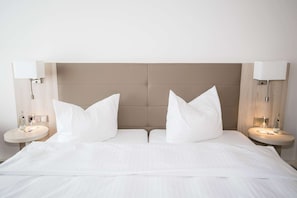 Comfort Room, 2 Twin Beds (Converts to 2 Twin Beds) | In-room safe, laptop workspace, blackout drapes, iron/ironing board - Best Western Hotel Airport Düsseldorf - Ratingen (Ratingen)
