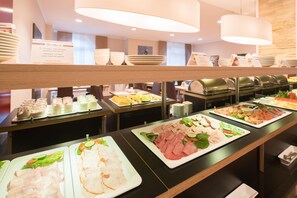 A buffet with various food options including meats, salads, and dairy products. - Best Western Hotel Airport Düsseldorf - Ratingen (Ratingen)