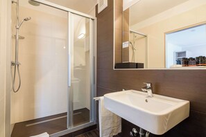 Shower, hair dryer, towels - Best Western Hotel Airport Düsseldorf - Ratingen (Ratingen)