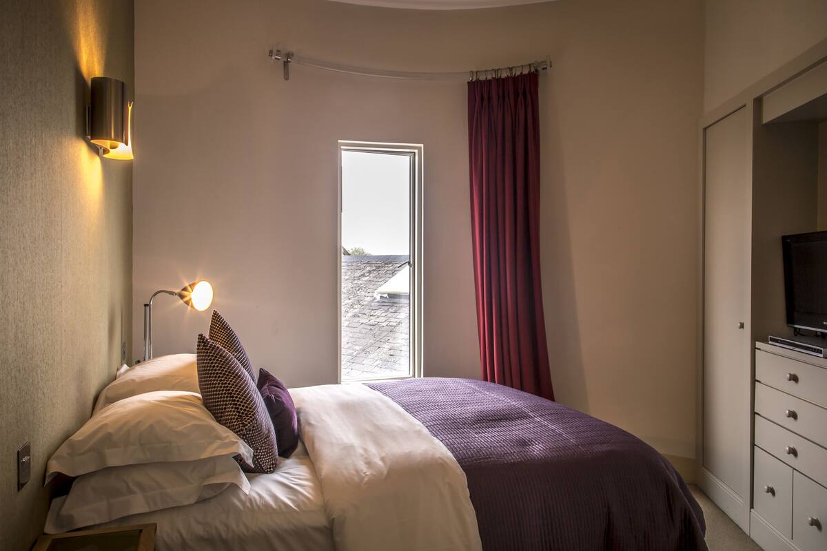 Classic Double Room | Egyptian cotton sheets, in-room safe, iron/ironing board (on request)