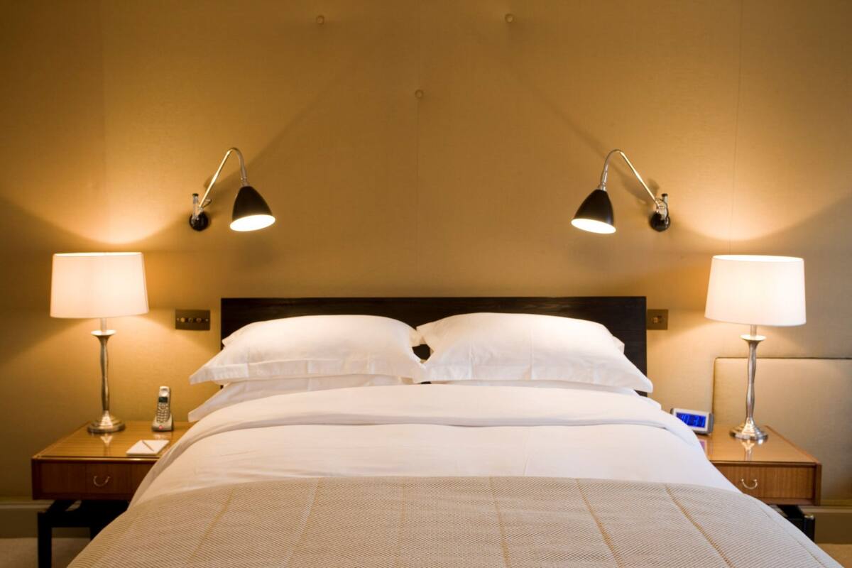 Suite | Egyptian cotton sheets, in-room safe, iron/ironing board (on request)