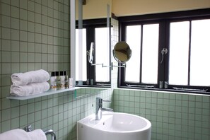 Deluxe Double Room | Bathroom | Free toiletries, hair dryer, towels - York & Albany (London)