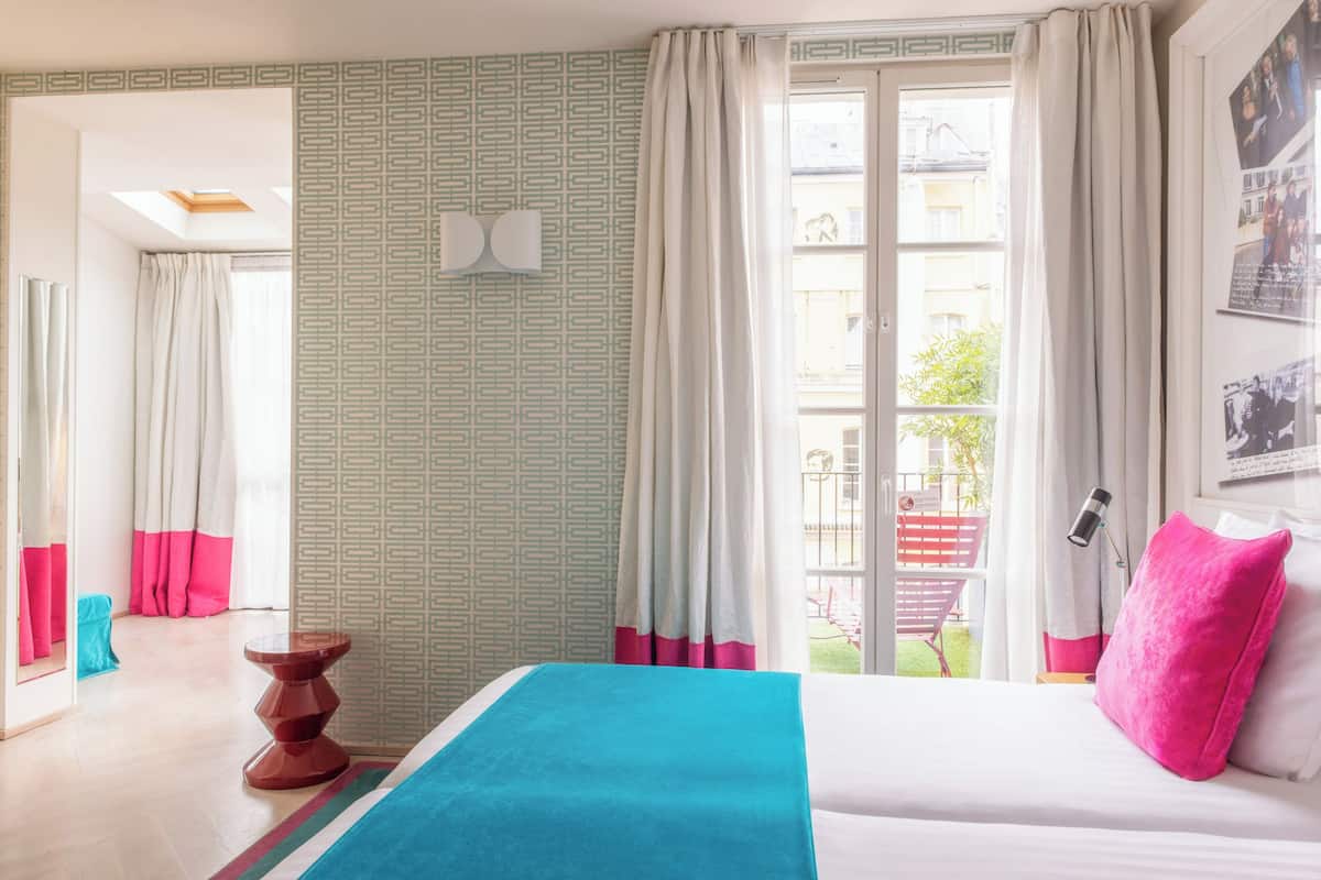Chambre Privilège lits jumeaux Balcon - Minibar soft offert, Chromecast - Snacks, presse et fitness | Literie de qualité supérieure, minibar, coffres-forts dans les chambres