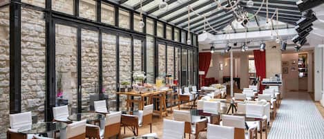 Petit déjeuner buffet (17 EUR par personne)