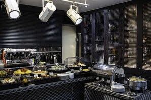 A buffet setup with various food items and a coffee station. - Hôtel Le 123 Sébastopol - Astotel (Paris)