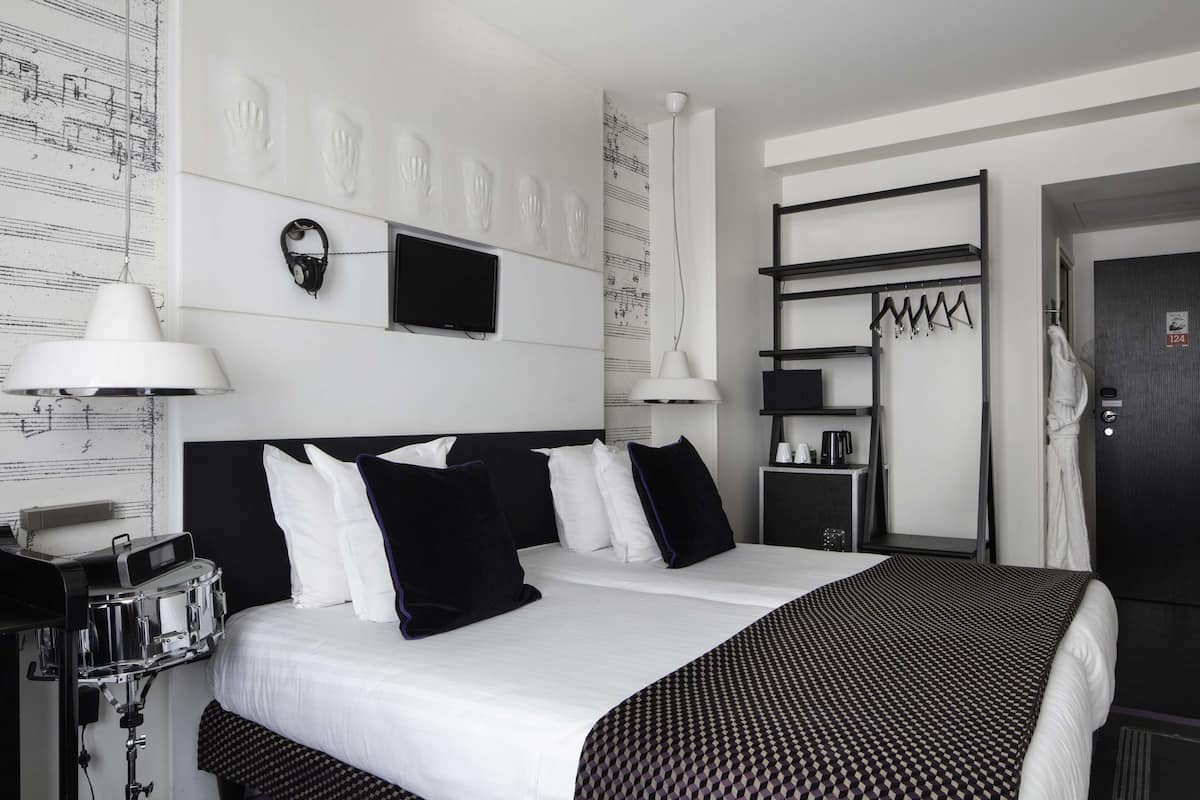 Family quadruple, 2 rooms - Complimentary soft minibar, Chromecast - Snacks, digital press, fitness | Premium bedding, minibar, in-room safe, individually decorated