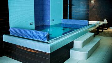 Indoor spa tub