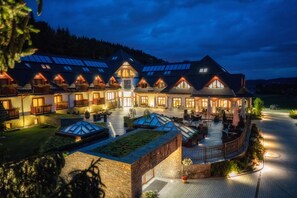 Fachada de la propiedad por la tarde o noche