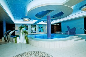 室内游泳池，瀑布�泳池