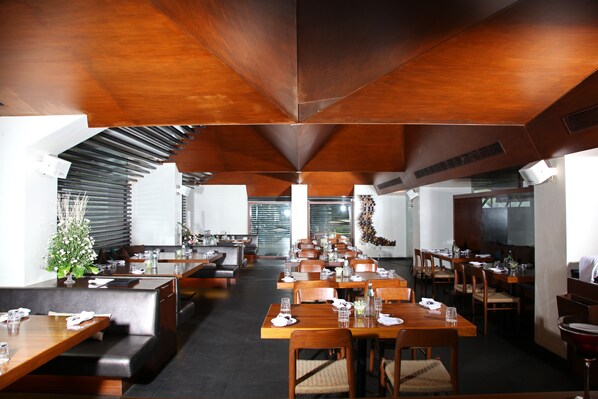 International cuisine - Hotel Royal Garden (Mumbai)