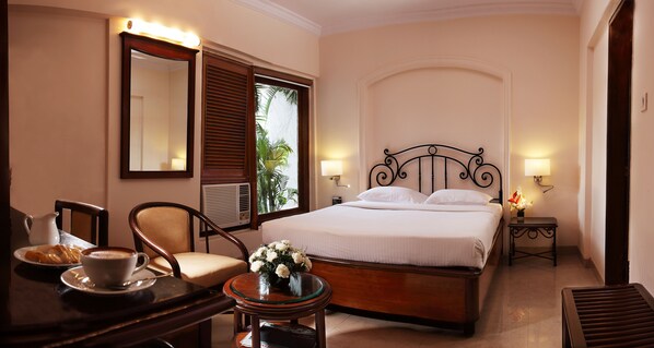 Ylelliset vuodevaatteet, minibaari, tallelokero huoneessa, työpöytä