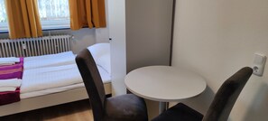 Deluxe Double Room | Free WiFi, bed sheets - The Hostel (Hamburg)
