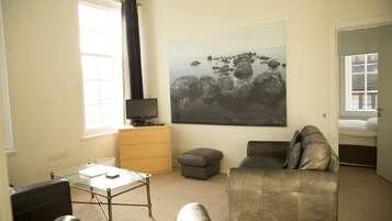 Apartamento, 3 habitaciones | Zona de estar | Una televisión de pantalla plana