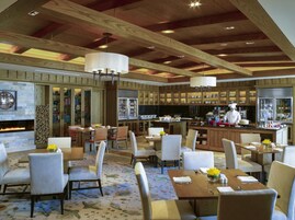Daily buffet breakfast (CNY 188 per person)