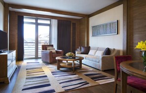 40-英寸纯平电视（配备有线频道）、电视、DVD 播放器