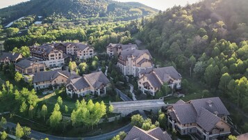 Un barrio residencial con varias casas, un puente y una carretera.