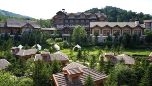 Un resort con varias edificaciones, un patio central y árboles circundantes.