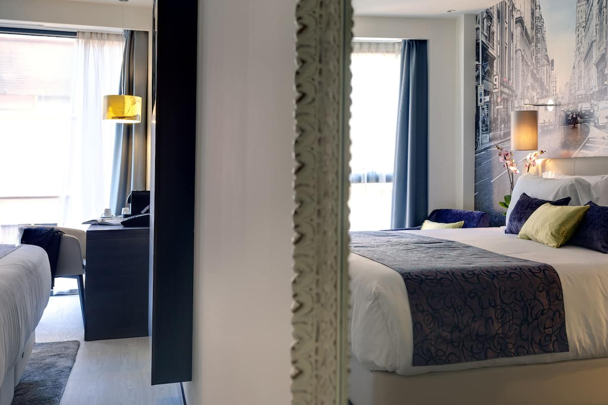 Minibar, pengeskab på værelset, skrivebord, mørklægningsgardiner