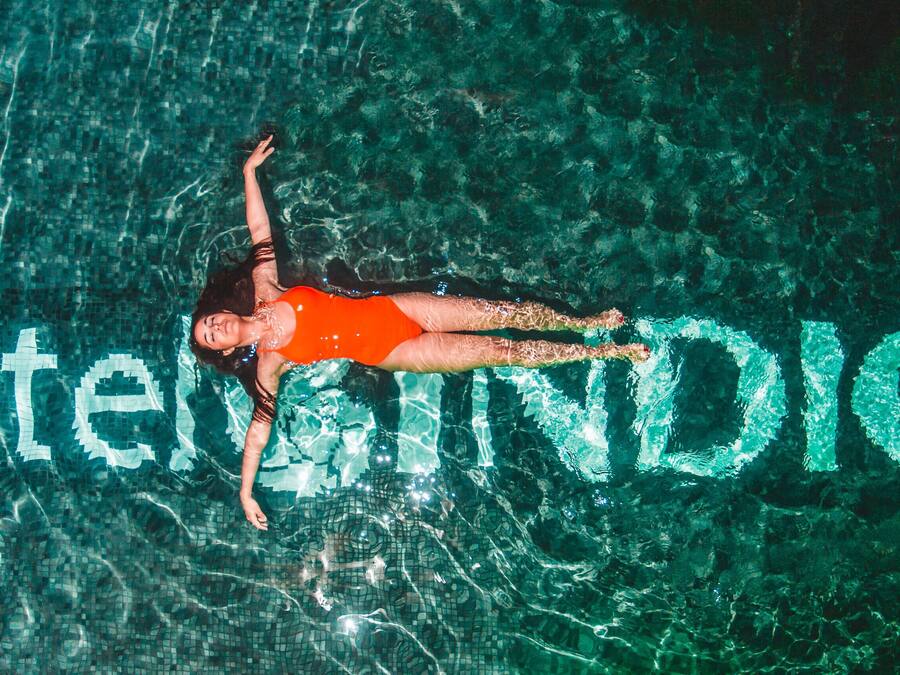 Una piscina al aire libre de temporada, sillones reclinables de piscina