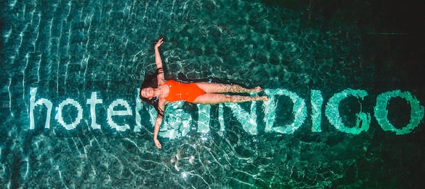 Seasonal outdoor pool, open 10:30 AM to 7:00 PM, sun loungers - Hotel Indigo Madrid - Gran Via by IHG (Madrid)