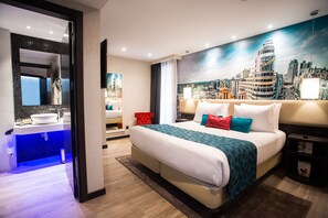 Standard Room, 1 Queen Bed | Minibar, in-room safe, desk, blackout drapes