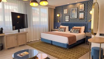 Minibar, safe på rommet, skrivebord og blendingsgardiner