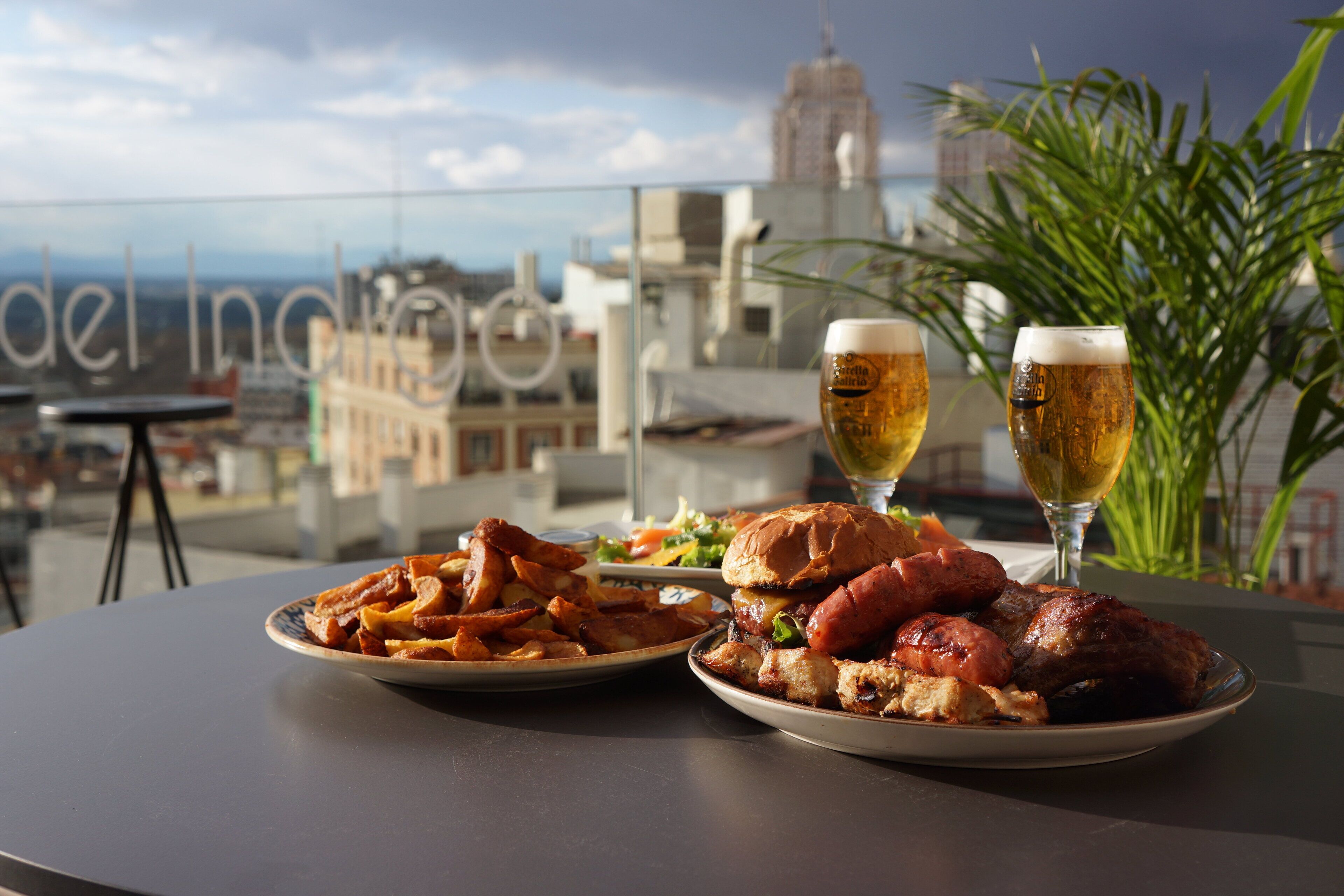 lunch and dinner served, international cuisine