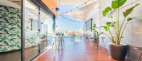 Rooftop bar, al fresco dining, open daily