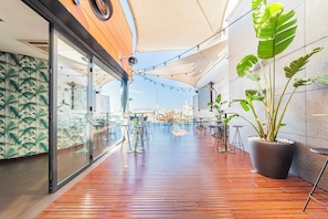 Rooftop bar, alfresco dining, open daily - Hotel Indigo Madrid - Gran Via by IHG (Madrid)
