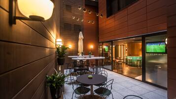 Bar sur le toit, restauration en plein air, ouvert tous les jours