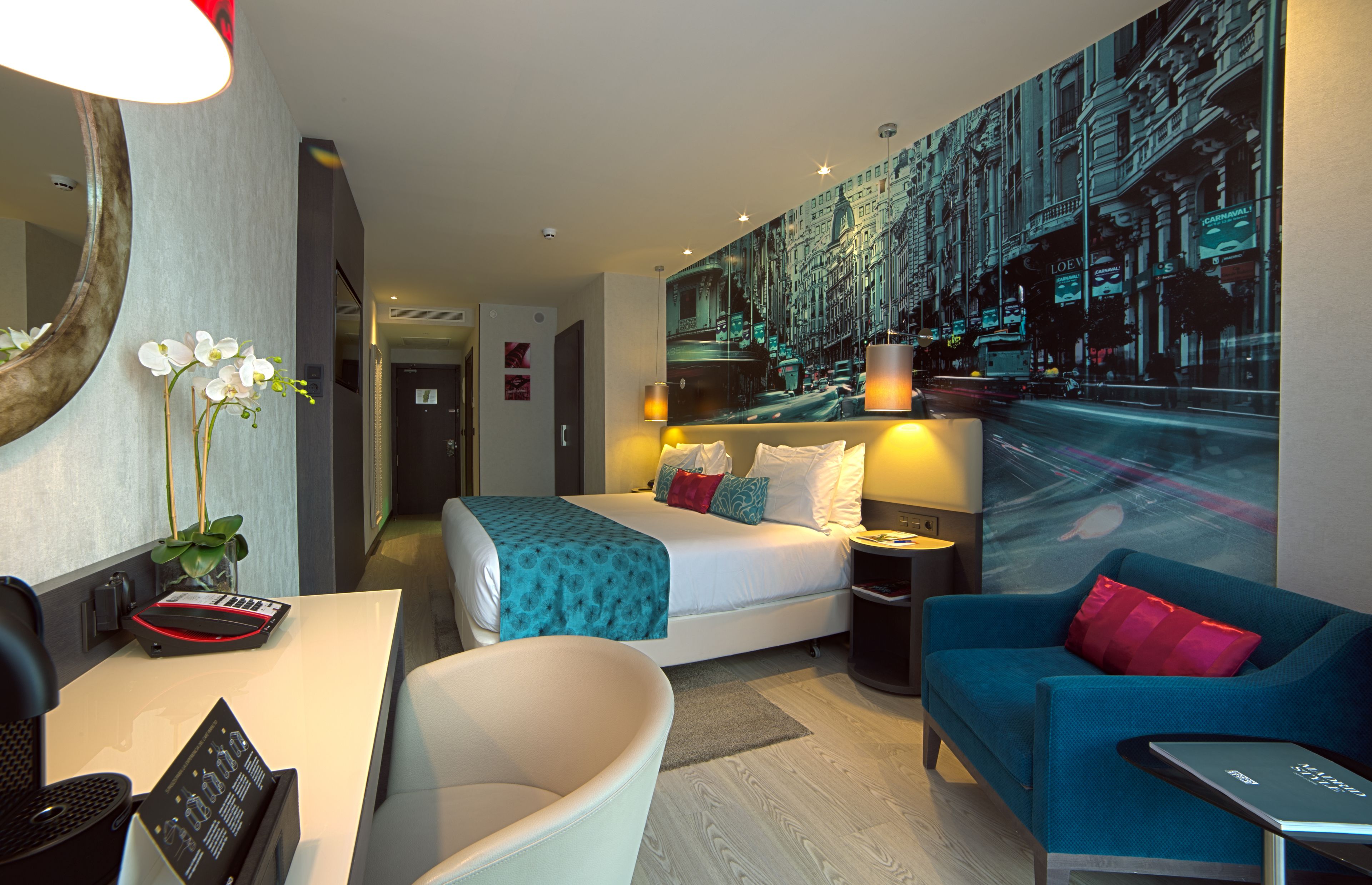 Standaard kamer, 1 queensize bed | Een minibar, een kluis op de kamer, een bureau, verduisterende gordijnen