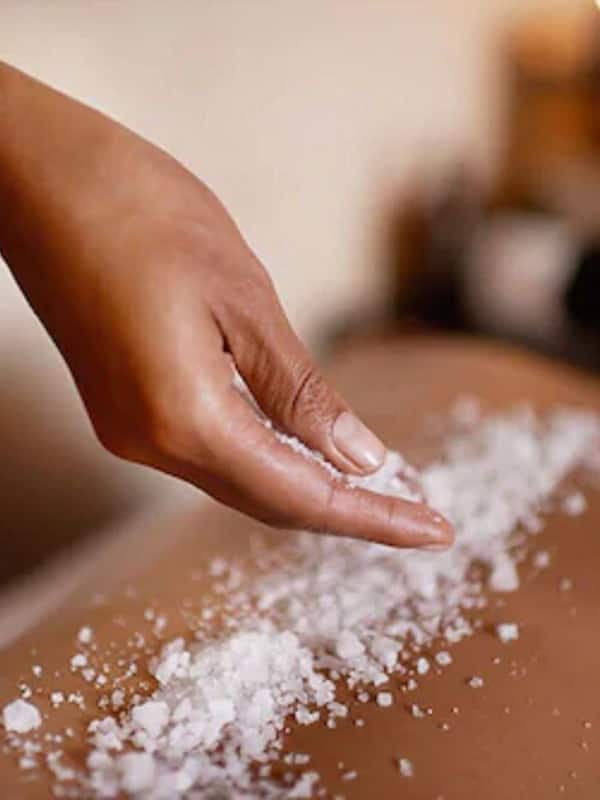 Parihoitohuone(ita), vartalohoitoja, aromaterapiaa, kuumakivihierontaa